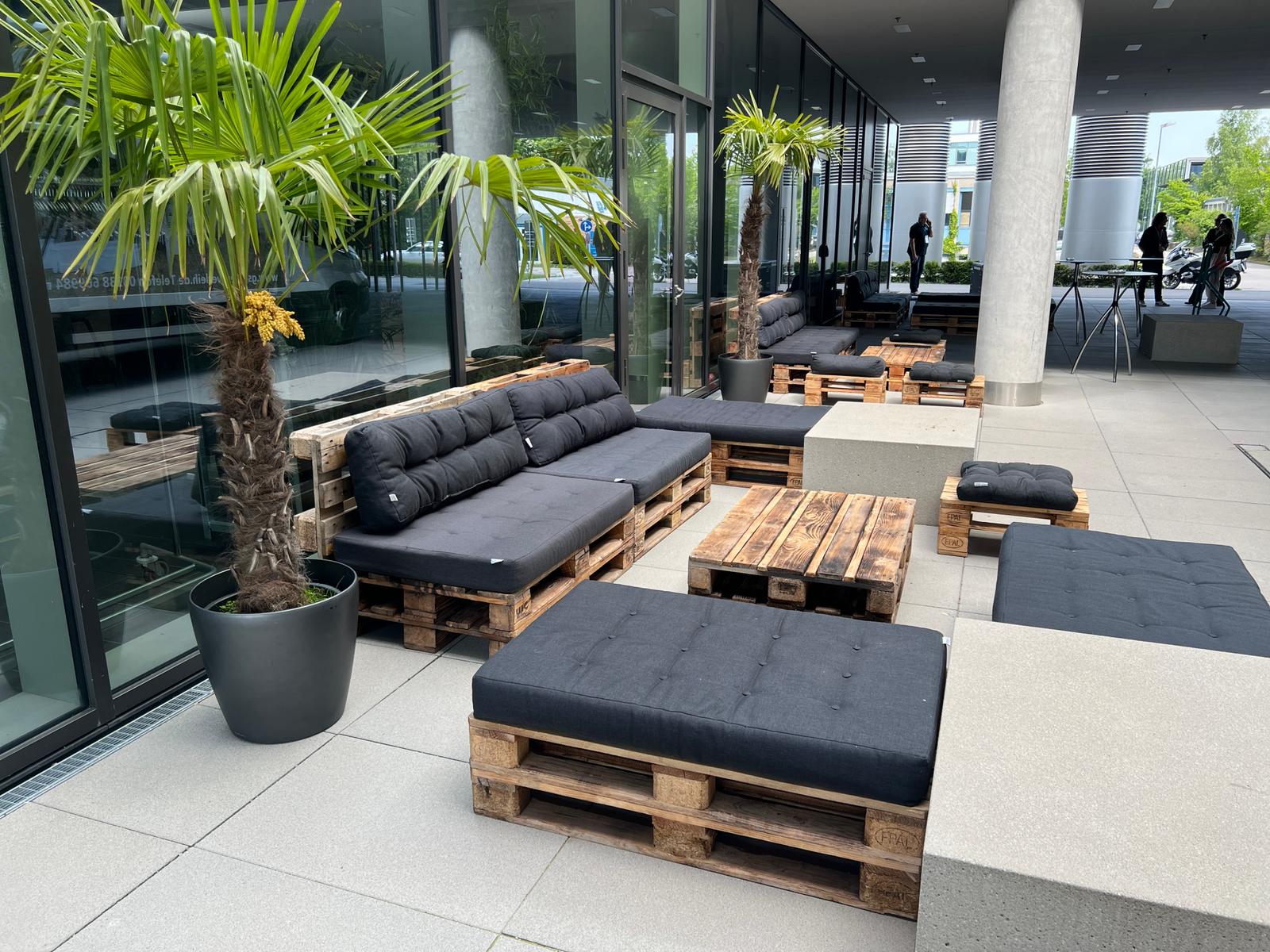 Palettenlounge mit Palmen von GS EVENTS