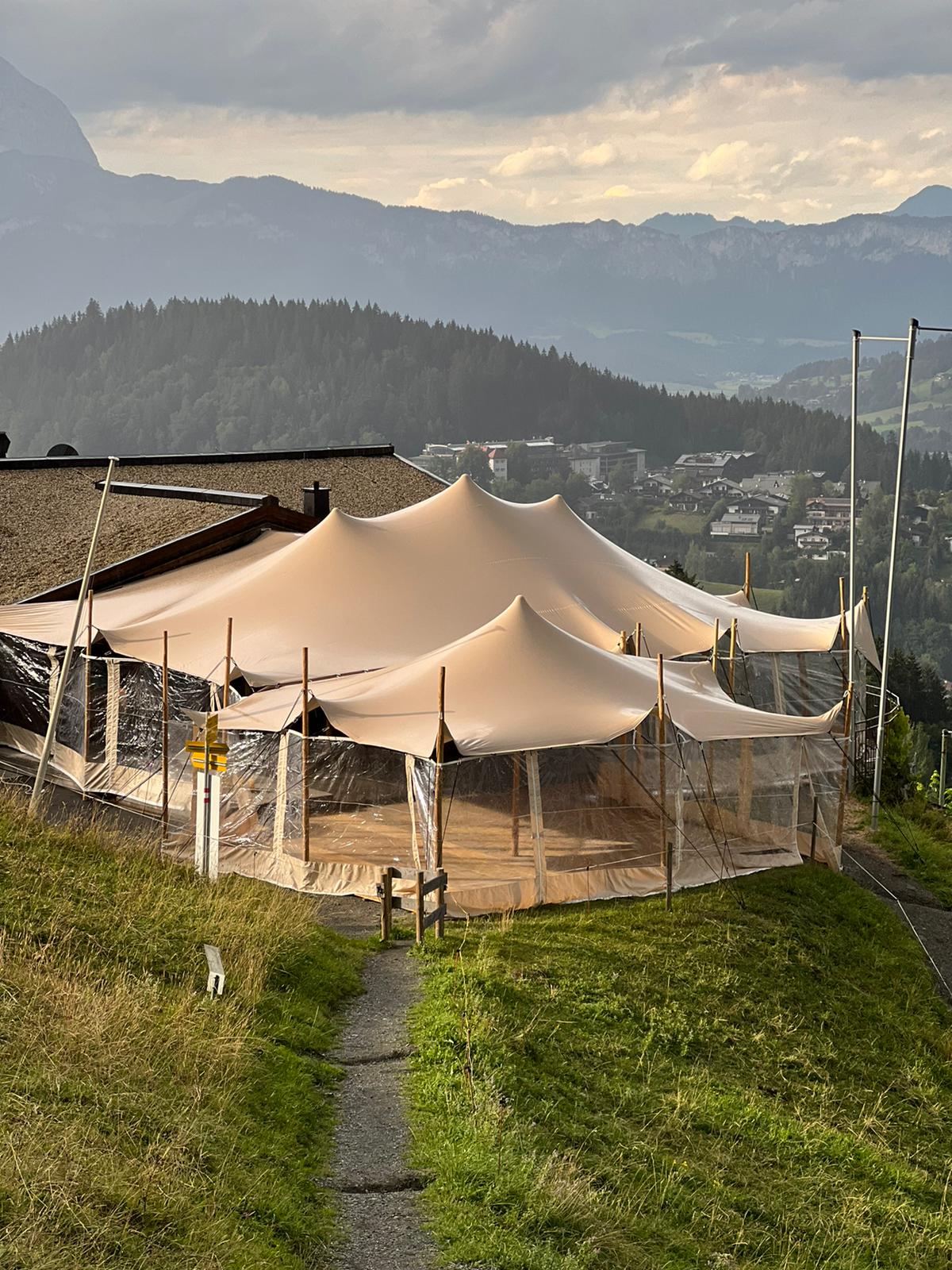Stretchzelt in den Alpen, aufgebaut von GS EVENTS