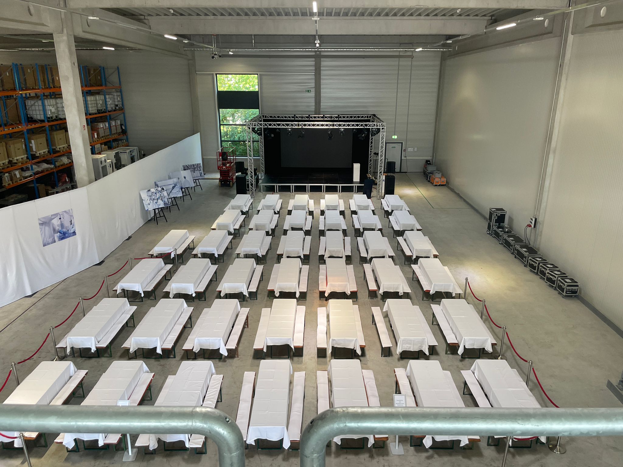 Firmenevent in der Halle mit Bühne, Licht und Ton